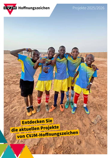 Jungen im Fußballdress, Titelbild Projektheft HZ 2025-26