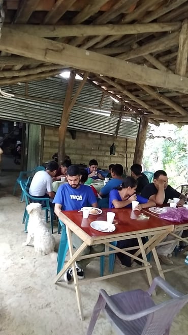 Gruppe im Camp beim gemeinsamen Essen