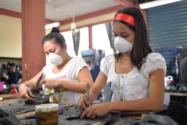 junge Frauen in der Werkstatt