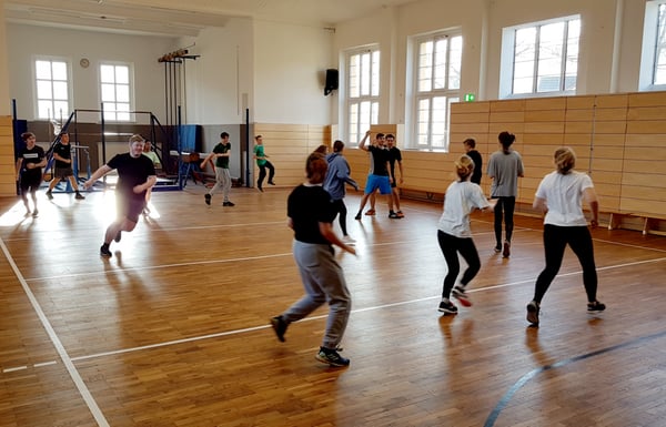 Fitup: Spiel und Sport in einer Turnhalle