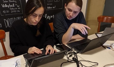 Marta (Vorstand YMCA Ukraine) und Lena (CVJM Berlin) bei der Planung