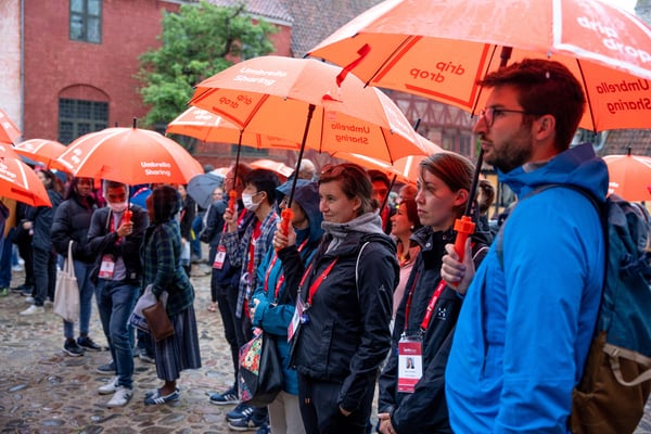 Regenschirmparty auf der Weltratstagung