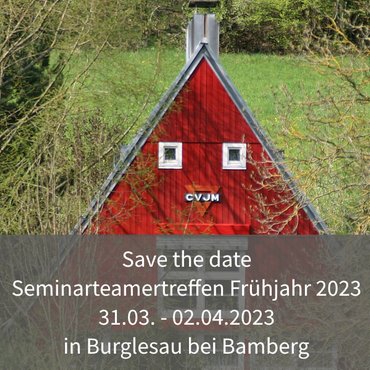 rotes CVJM-Haus mit Schrift darunter