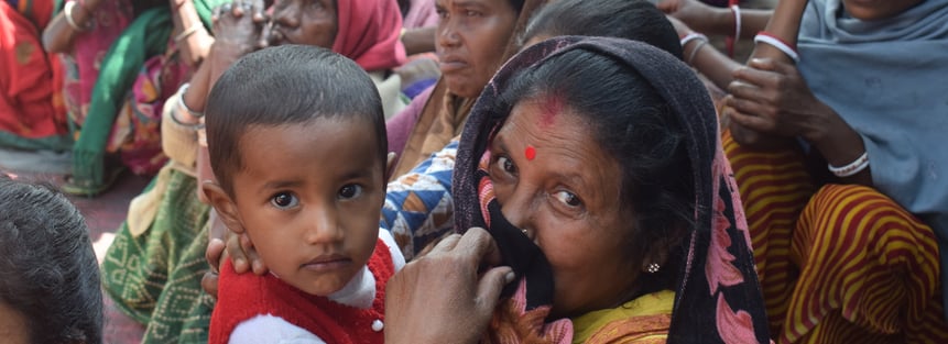 Mutter mit Kind in Indien