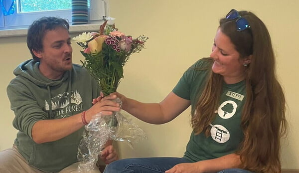 Göran Schmidt überreicht Stefanie Frohwein Blumen