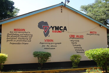 der YMCA Kenia nutzt seine Hauswand zur Werbung