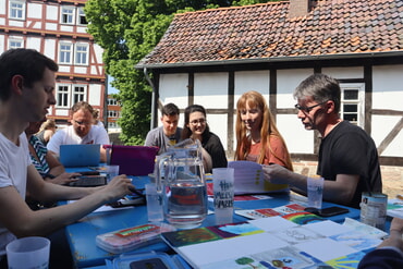 Menschen beim Frühstück.