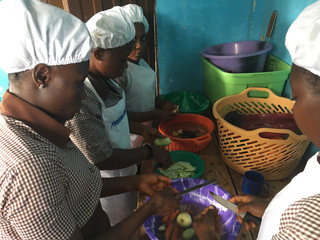 Frauen bereiten Lebensmittel zum Verkauf zu
