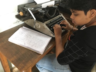 Im YMCA Bhubaneswar können junge Menschen an Steno- und Schreibmaschinenkursen teilnehmen.