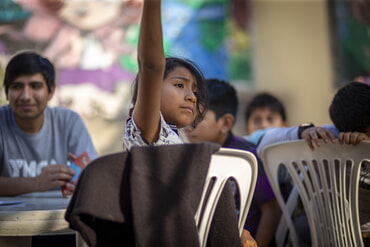 M&auml;dchen meldet sich bei der Gruppenstunde