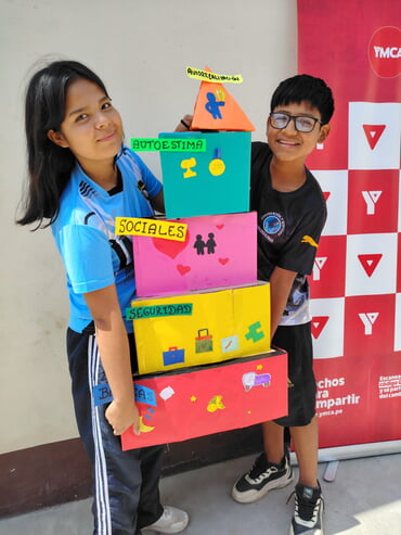 zwei Kinder mit sozialer Pyramide