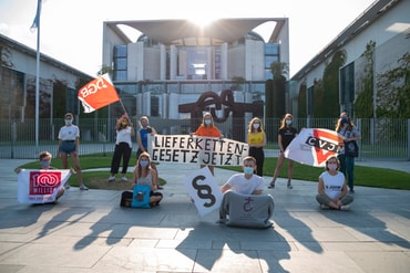 "Lieferkettengesetz jetzt!" Dies fordert ein breites Bündnis von Jugendorganisationen in einem offenen Brief an Bundeskanzlerin Merkel anlässlich des Internationalen Tages der Jugend. Foto von Giovanni Passig