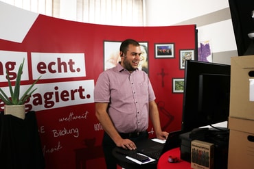 Vassili Konstantinidis, Leiter Freiwilligendienste in Deutschland, beim Abschlussseminar der Seminargruppe Nord/Ost im eigens für die Online-Seminare eingerichteten „Studio"