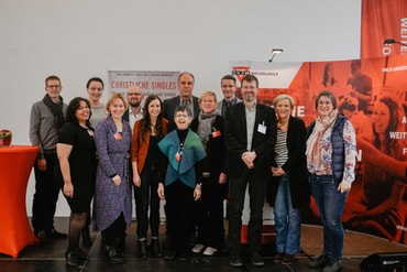 v.l.n.r. Hansjörg Kopp, Aarti Zia-Brands, Lena Schneider, Simone van der Beek-Rösch, Dr. Tobias Künkler, Johanna Weddigen, Astrid Eichler, Dr. Michael Diener, Evi Rodemann, Dr. Rüdiger Gebhardt, Dr. Stephan Baas, Dr. Eske Wollrad, Hans-Werner Durau, Tina Tschage