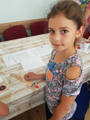 Mädchen mit selbstgemachtem Lesezeichen