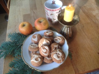 Kekse auf dem Weihnachtsteller