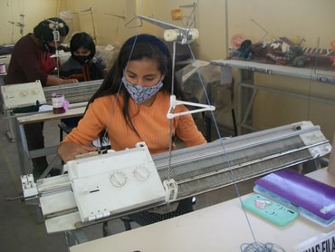 Frau an der Strickmaschine