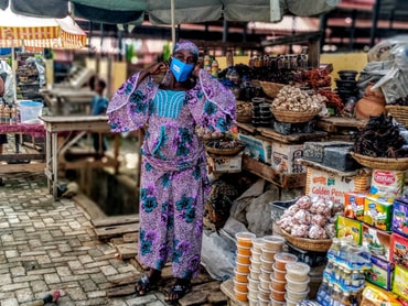 Der YMCA Nigeria stellt Mund-Nasen-Masken her