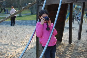 Mit Hilfe der neu erworbenen Fähigkeiten rund um den Fotoapparat wird das Geschehen auf dem Spielplatz festgehalten
