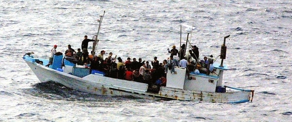 Flüchtlingsboot im Meer