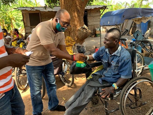 Lebensmittelspende an Bedürftige durch den YMCA Ghana in Accra